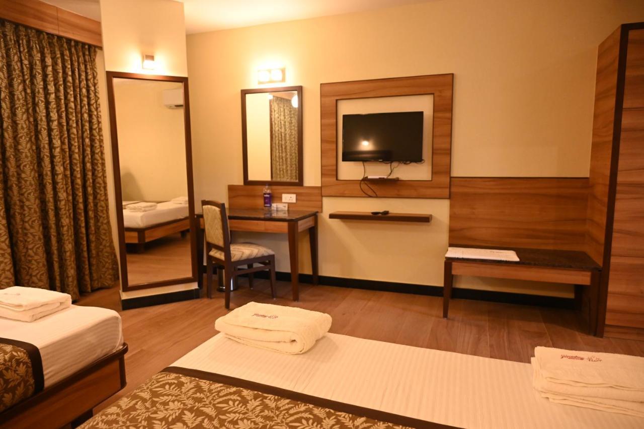 Hotel Sms Grand Imperial ולורה מראה חיצוני תמונה