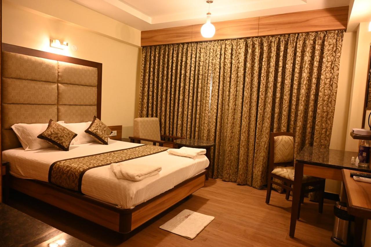 Hotel Sms Grand Imperial ולורה מראה חיצוני תמונה