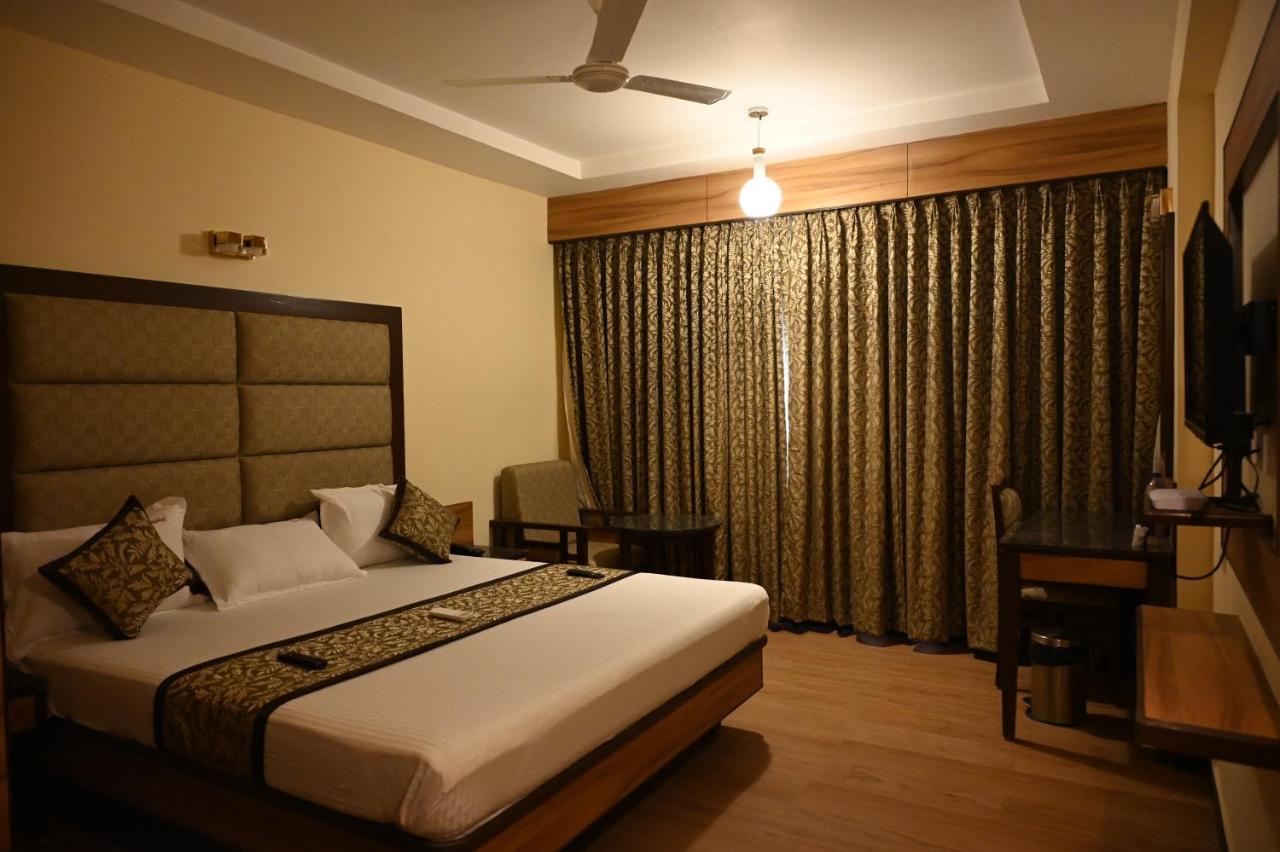 Hotel Sms Grand Imperial ולורה מראה חיצוני תמונה