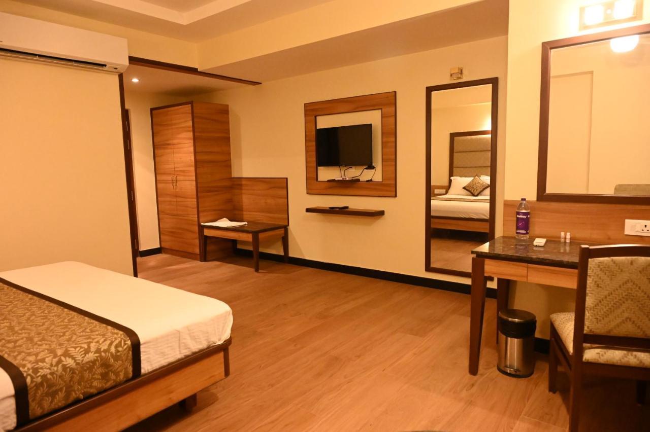 Hotel Sms Grand Imperial ולורה מראה חיצוני תמונה