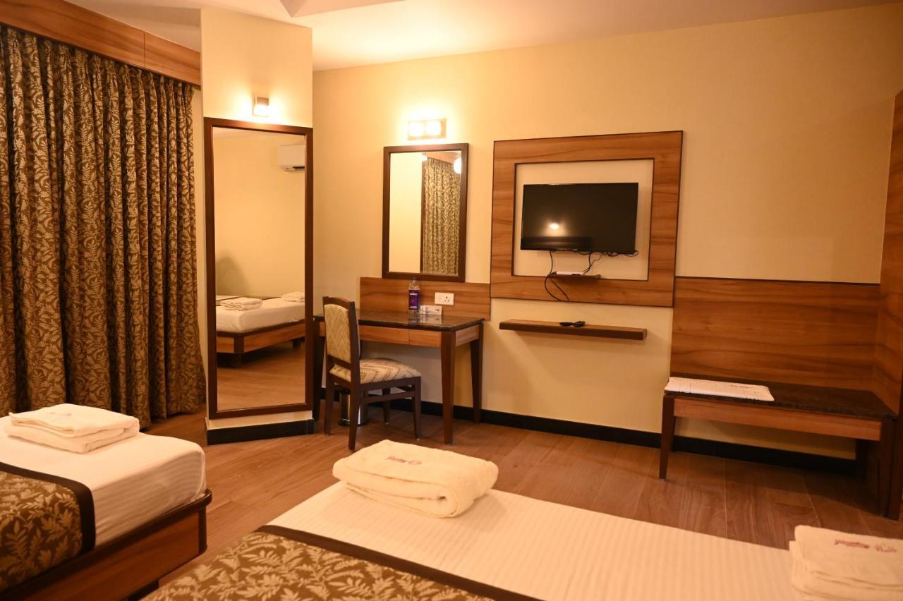 Hotel Sms Grand Imperial ולורה מראה חיצוני תמונה